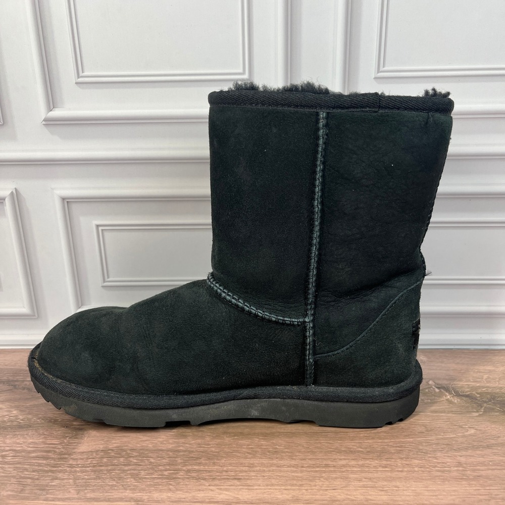 UGG Classic Short II Boots Women Black Suede Sheepskin 1017703K Size 6 - Picture 5 of 16
